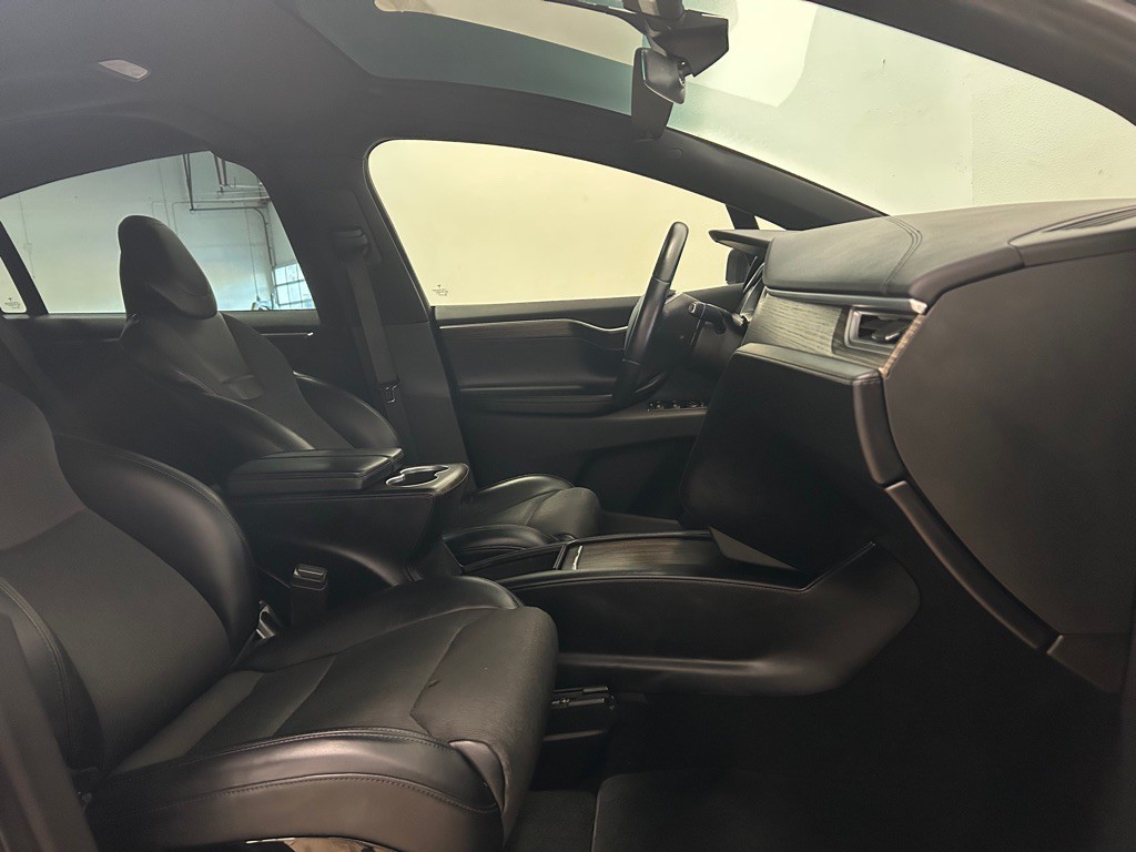2016 Tesla Model X Image 28