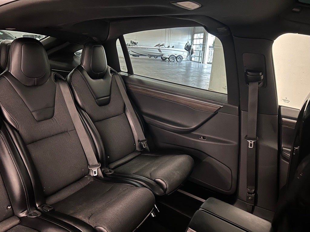 2016 Tesla Model X Image 31