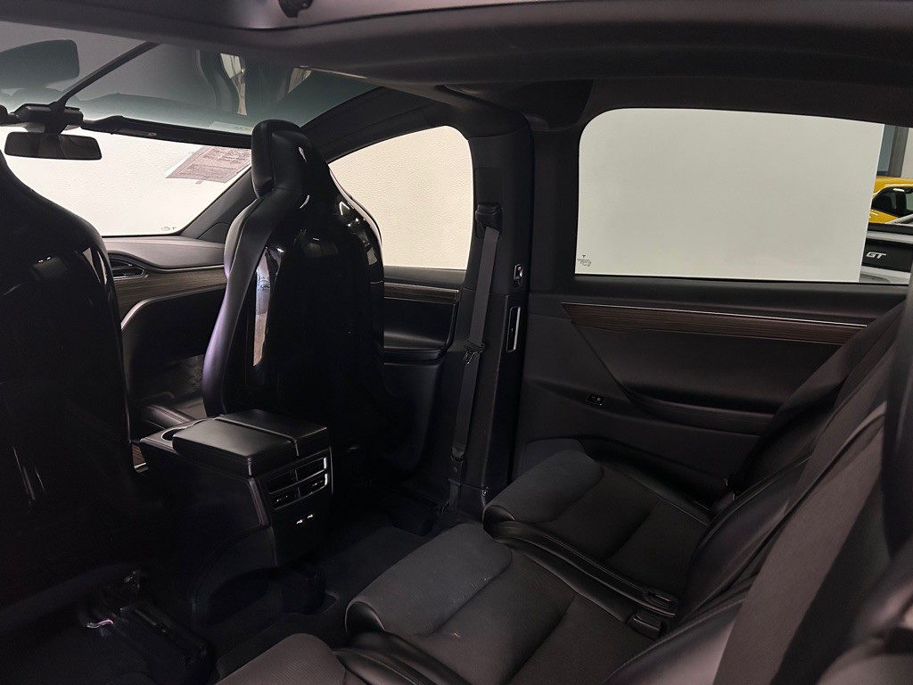 2016 Tesla Model X Image 32