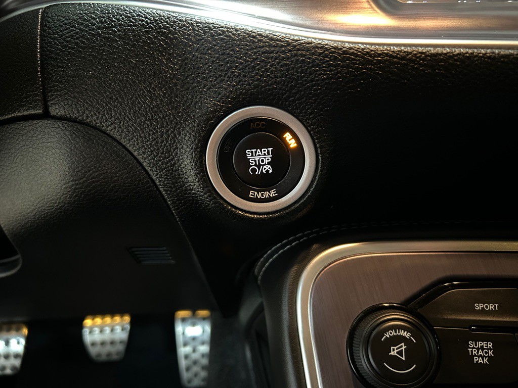 2015 Dodge Challenger Image 24