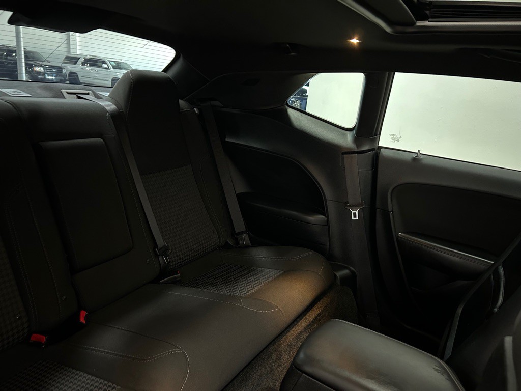 2015 Dodge Challenger Image 37