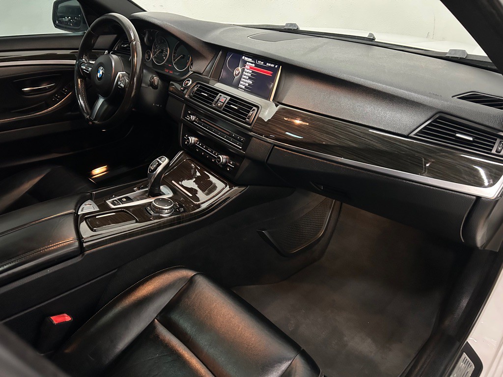 2015 BMW 5 Series Image 29