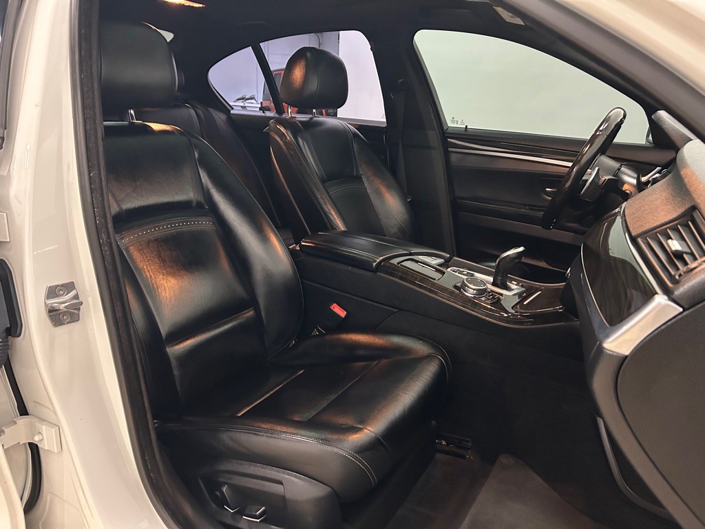 2015 BMW 5 Series Image 30