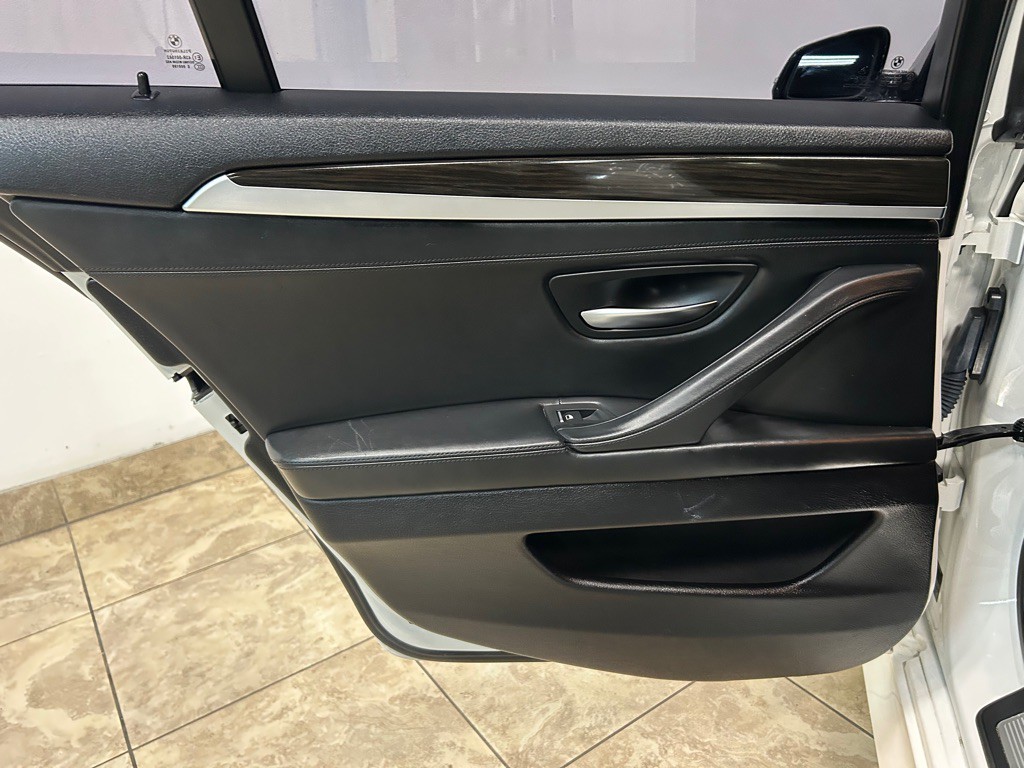 2015 BMW 5 Series Image 32