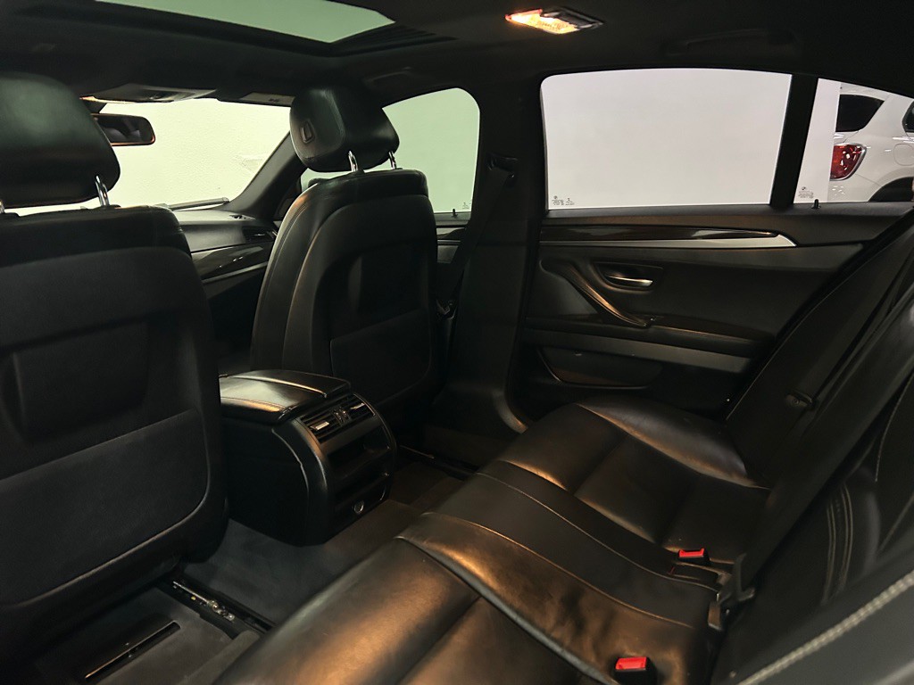 2015 BMW 5 Series Image 34