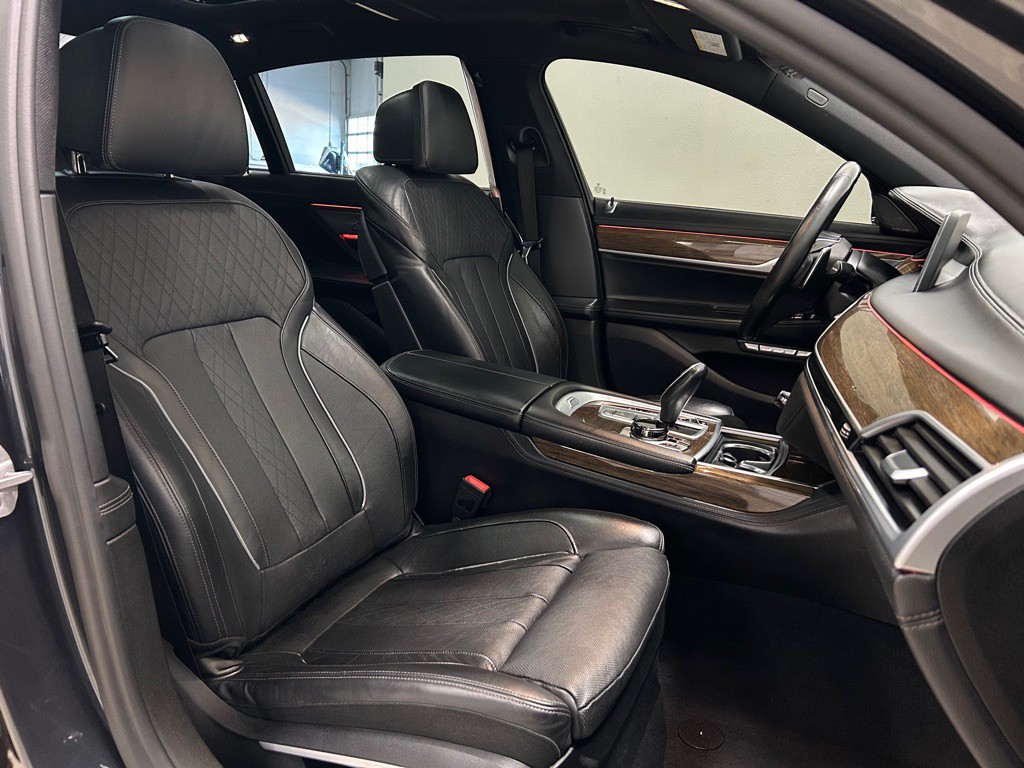 2016 BMW 7 Series Image 33