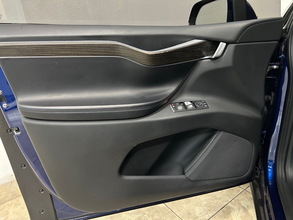 2016 Tesla Model X Image 14