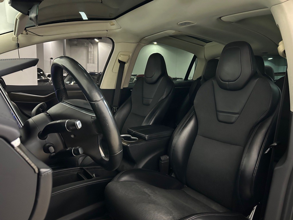 2016 Tesla Model X Image 23
