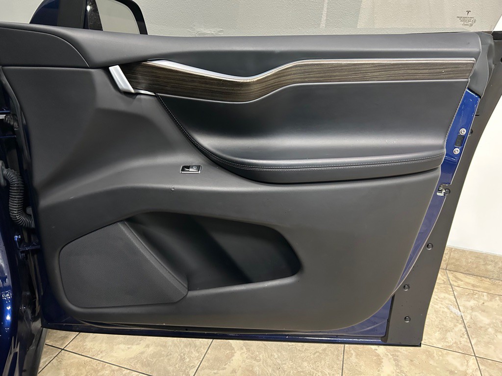 2016 Tesla Model X Image 24