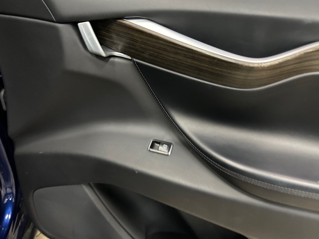 2016 Tesla Model X Image 25