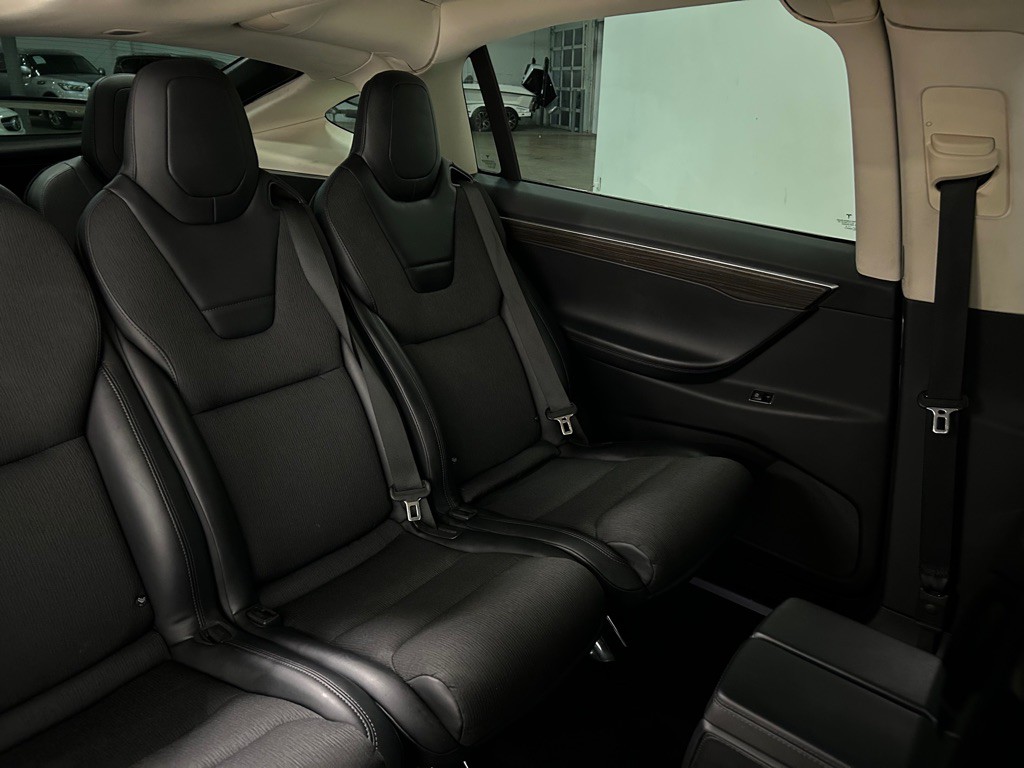 2016 Tesla Model X Image 30