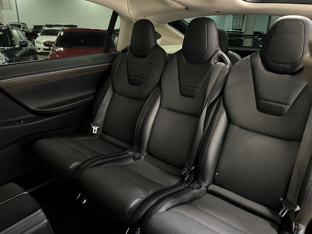 2016 Tesla Model X Image 32