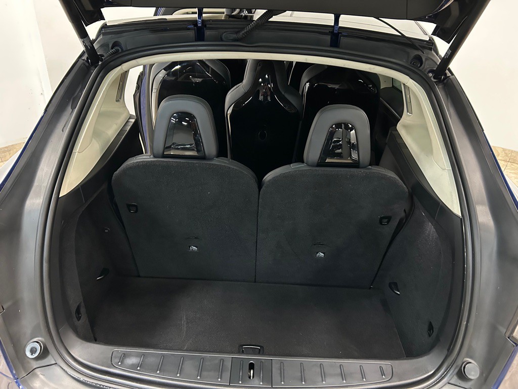 2016 Tesla Model X Image 34