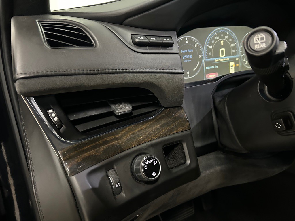 2015 Cadillac Escalade Image 17