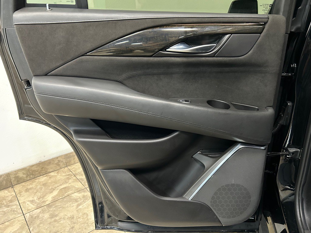 2015 Cadillac Escalade Image 32