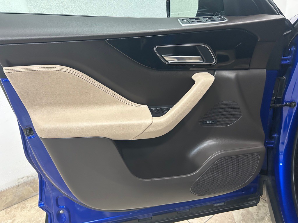 2018 Jaguar F-PACE Image 17