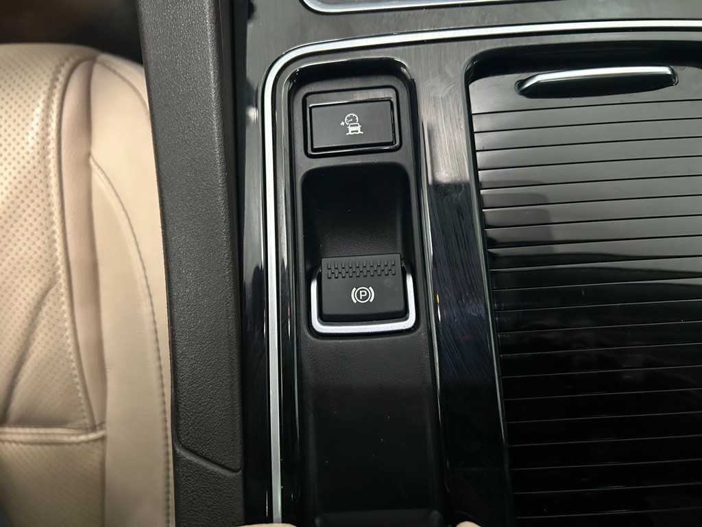 2018 Jaguar F-PACE Image 24