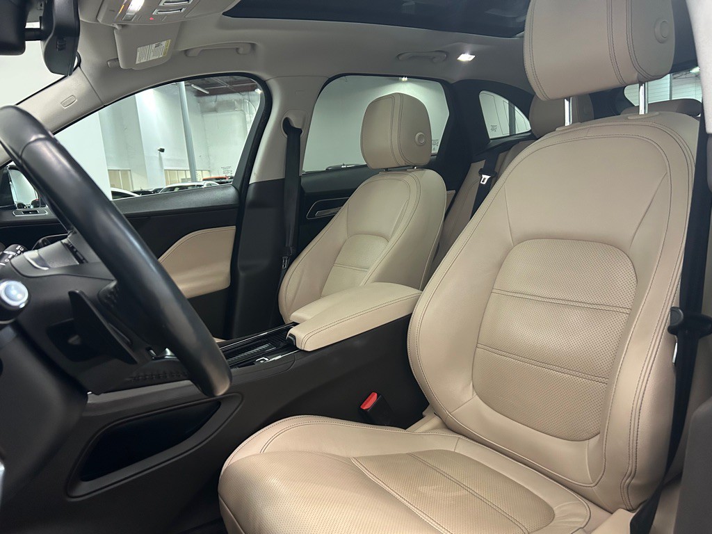 2018 Jaguar F-PACE Image 30