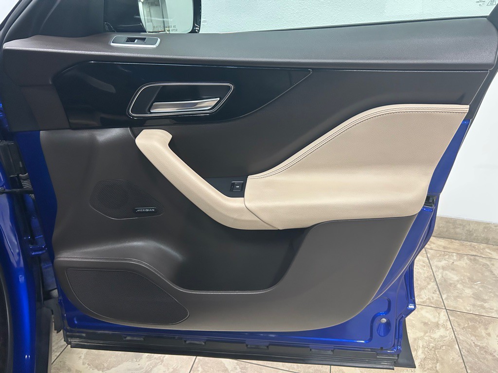 2018 Jaguar F-PACE Image 31
