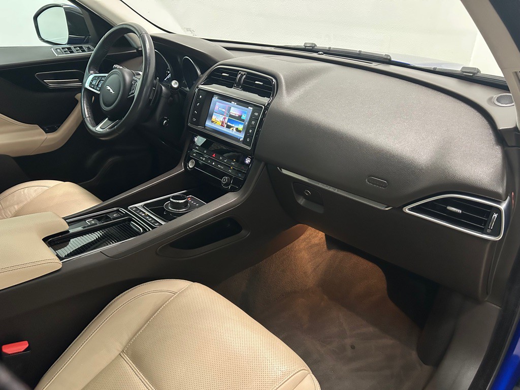2018 Jaguar F-PACE Image 33