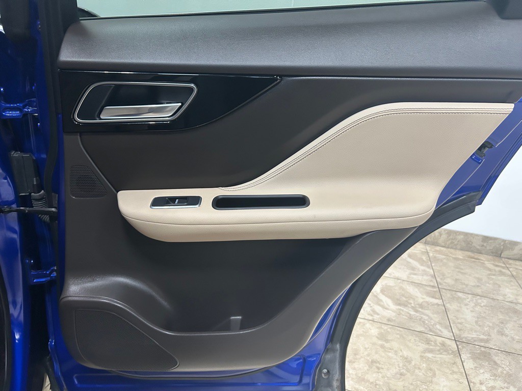 2018 Jaguar F-PACE Image 36