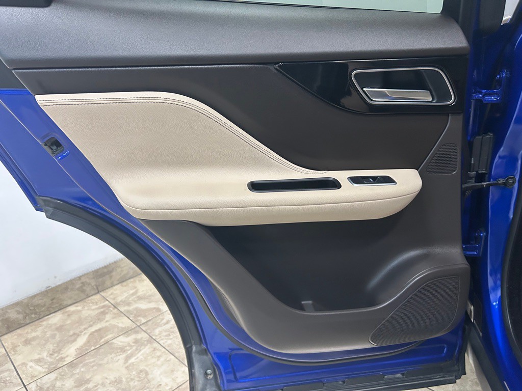 2018 Jaguar F-PACE Image 40