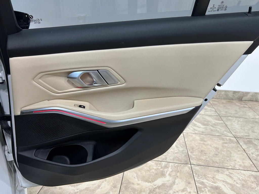 2022 BMW 3 Series Image 35