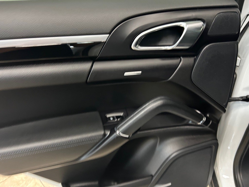 2016 Porsche Cayenne Image 34