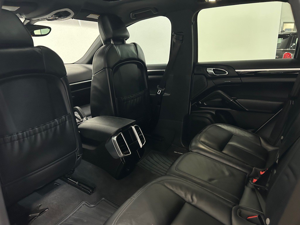 2016 Porsche Cayenne Image 35
