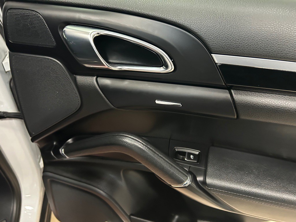 2016 Porsche Cayenne Image 38