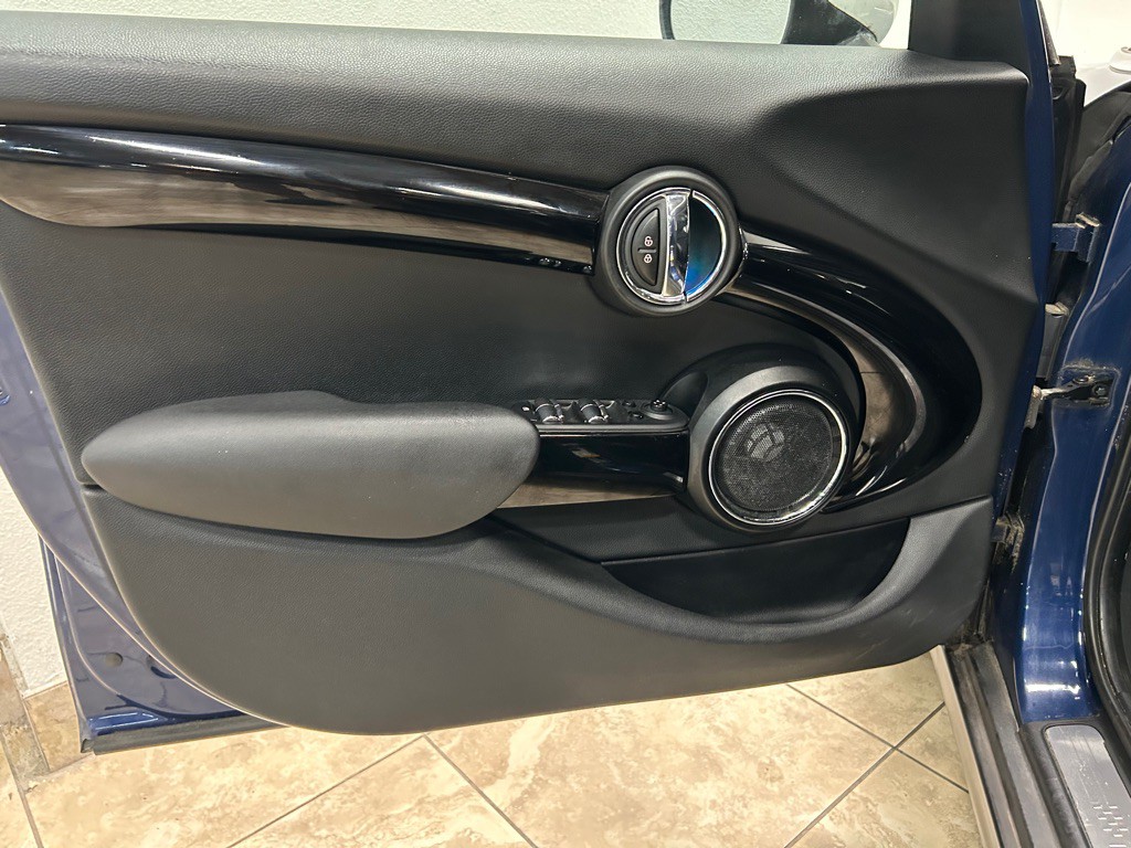 2015 MINI Cooper Image 13