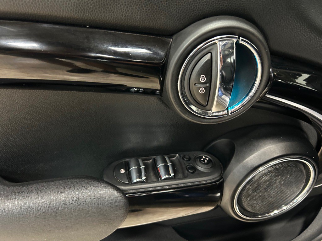 2015 MINI Cooper Image 14