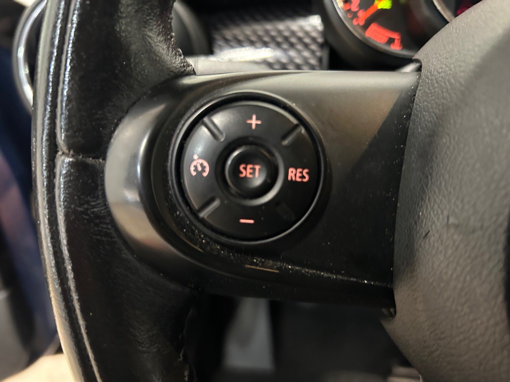 2015 MINI Cooper Image 17