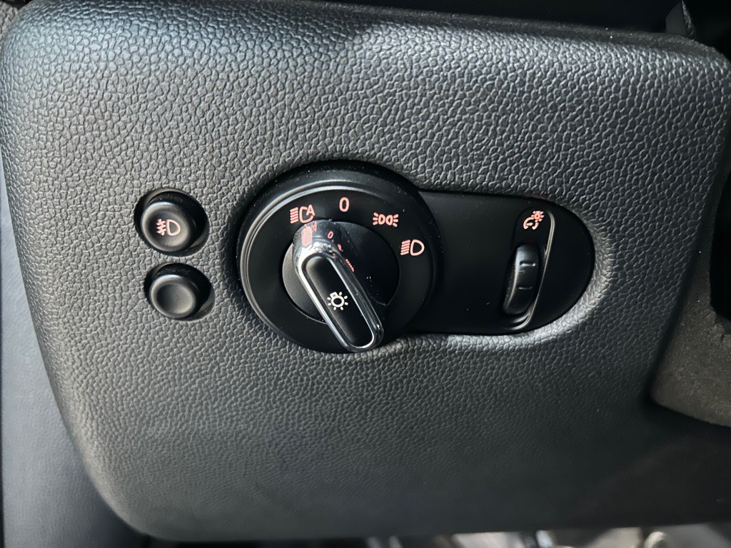 2015 MINI Cooper Image 19