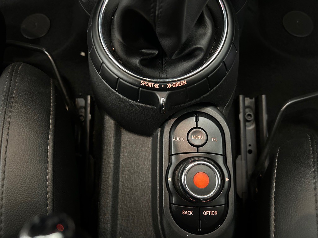 2015 MINI Cooper Image 21