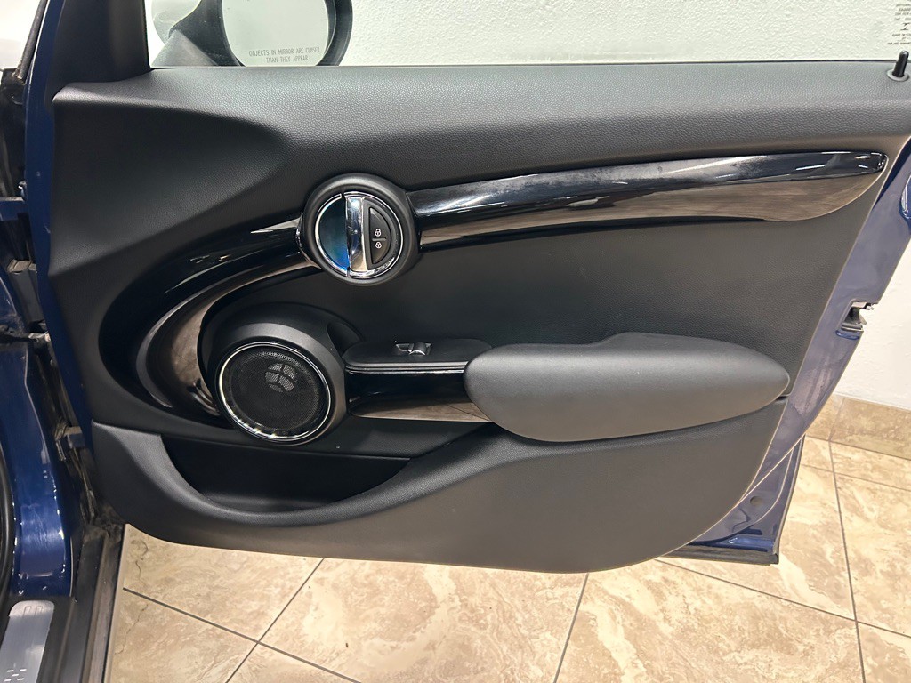 2015 MINI Cooper Image 26