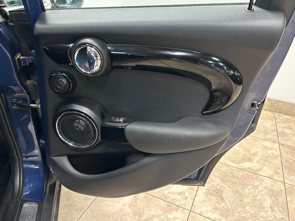 2015 MINI Cooper Image 30