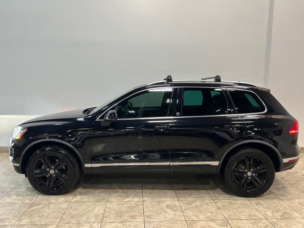 2017 Volkswagen Touareg Image 2