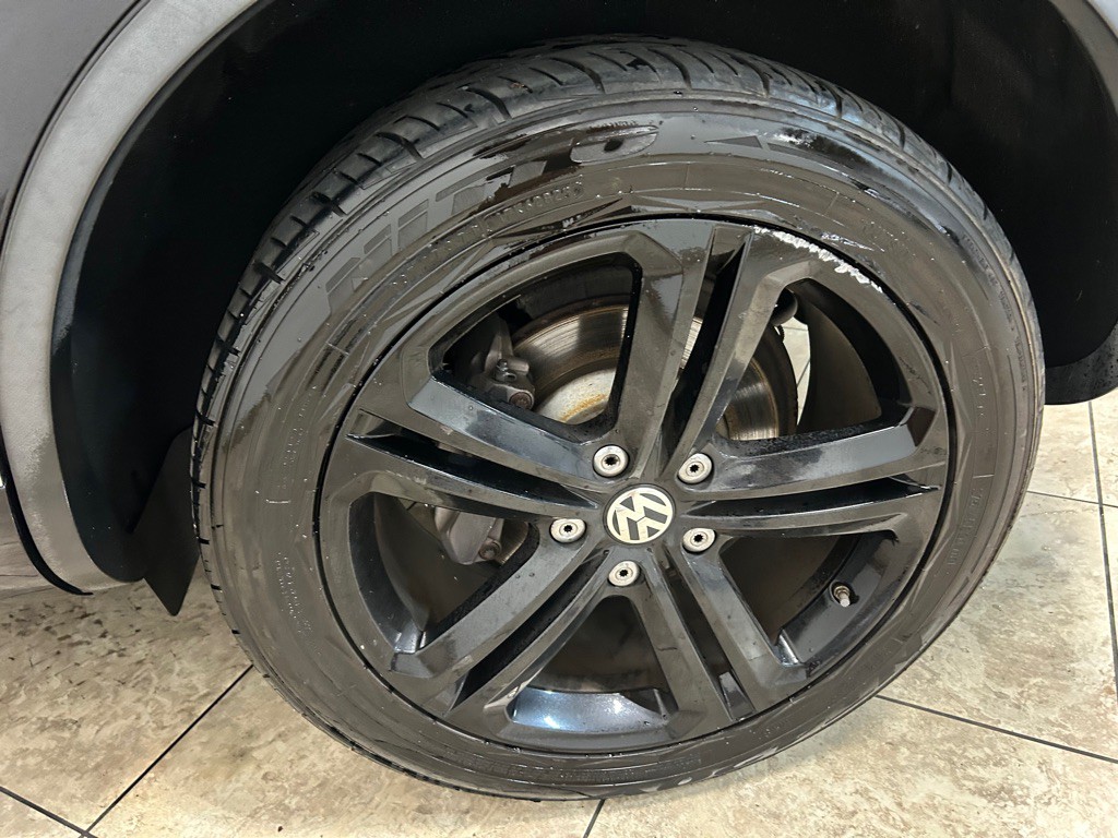 2017 Volkswagen Touareg Image 9