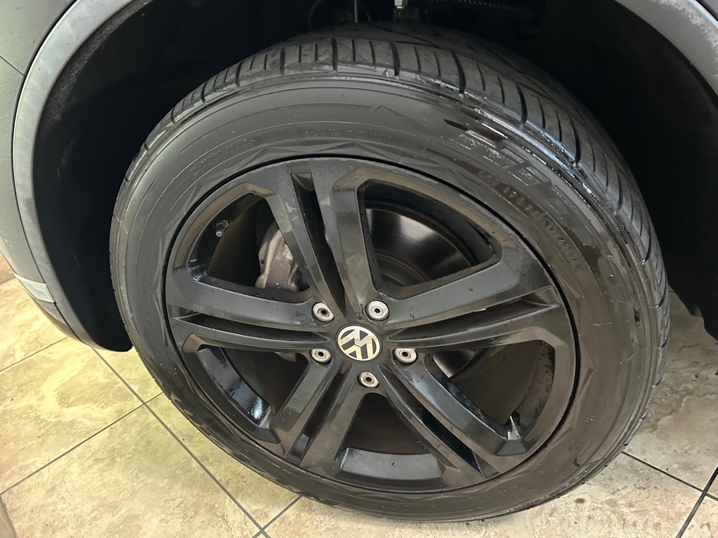 2017 Volkswagen Touareg Image 10