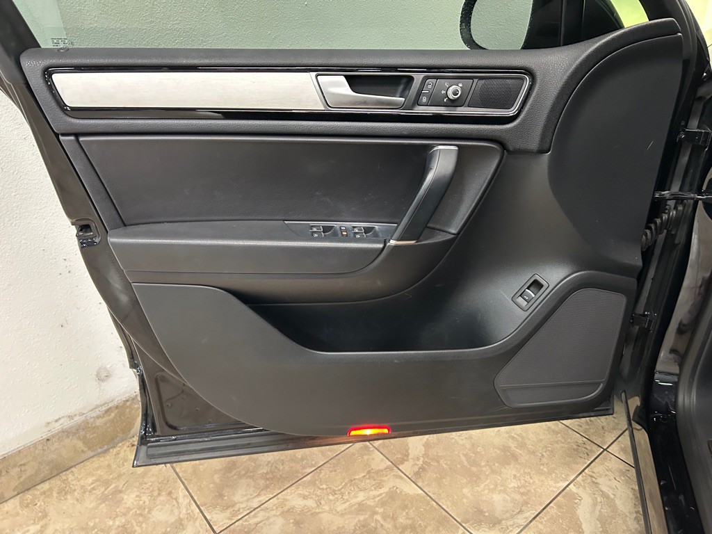 2017 Volkswagen Touareg Image 11