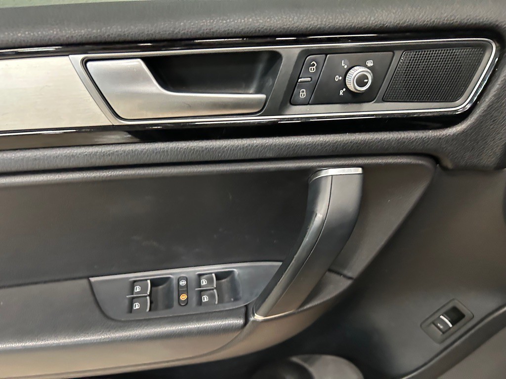 2017 Volkswagen Touareg Image 12