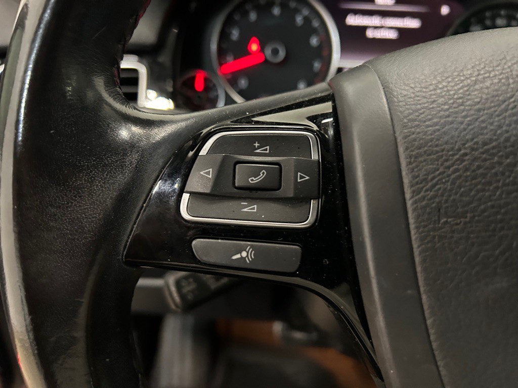 2017 Volkswagen Touareg Image 16