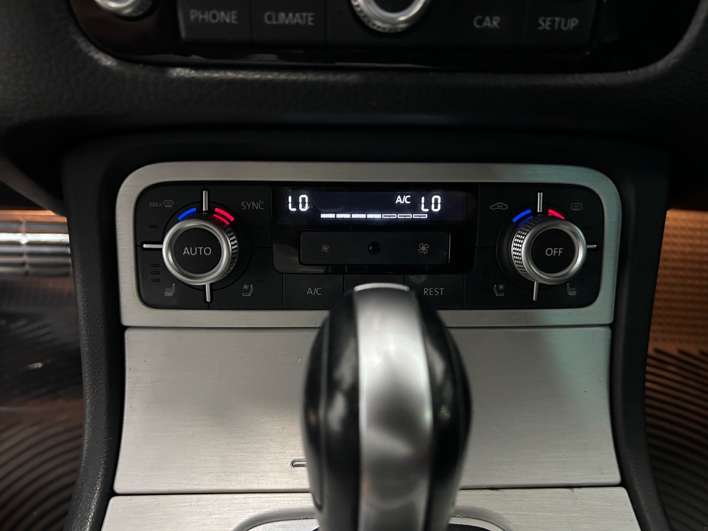 2017 Volkswagen Touareg Image 20