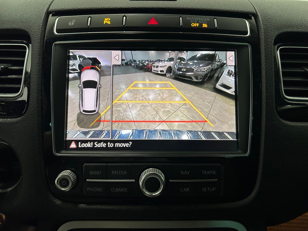 2017 Volkswagen Touareg Image 21