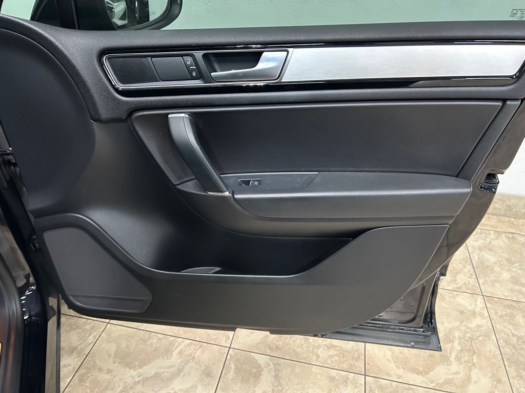 2017 Volkswagen Touareg Image 24