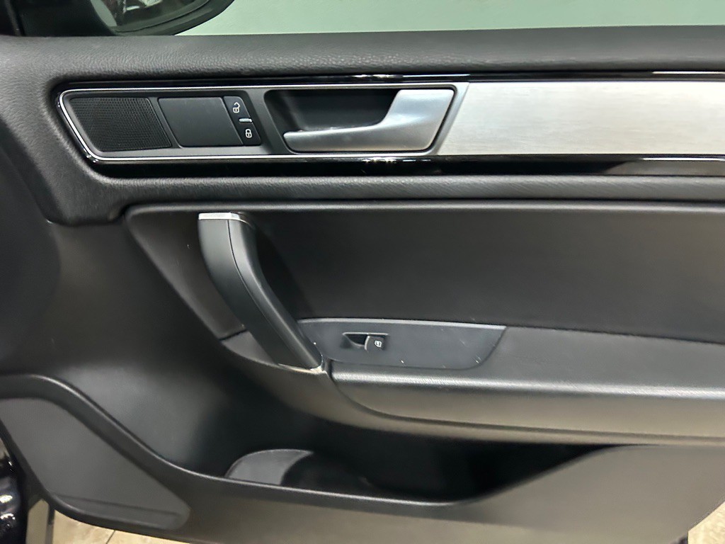 2017 Volkswagen Touareg Image 25