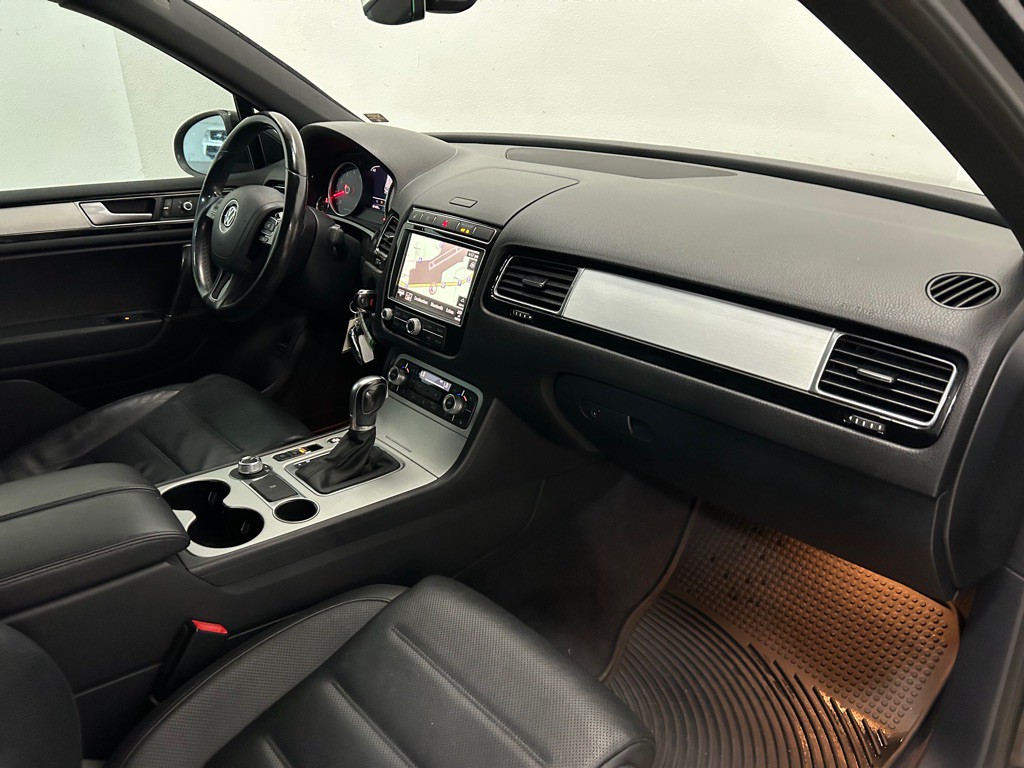 2017 Volkswagen Touareg Image 26