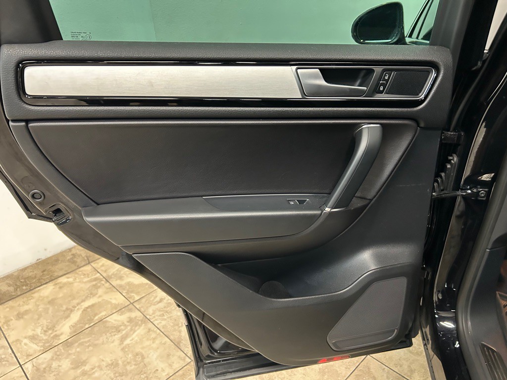 2017 Volkswagen Touareg Image 29