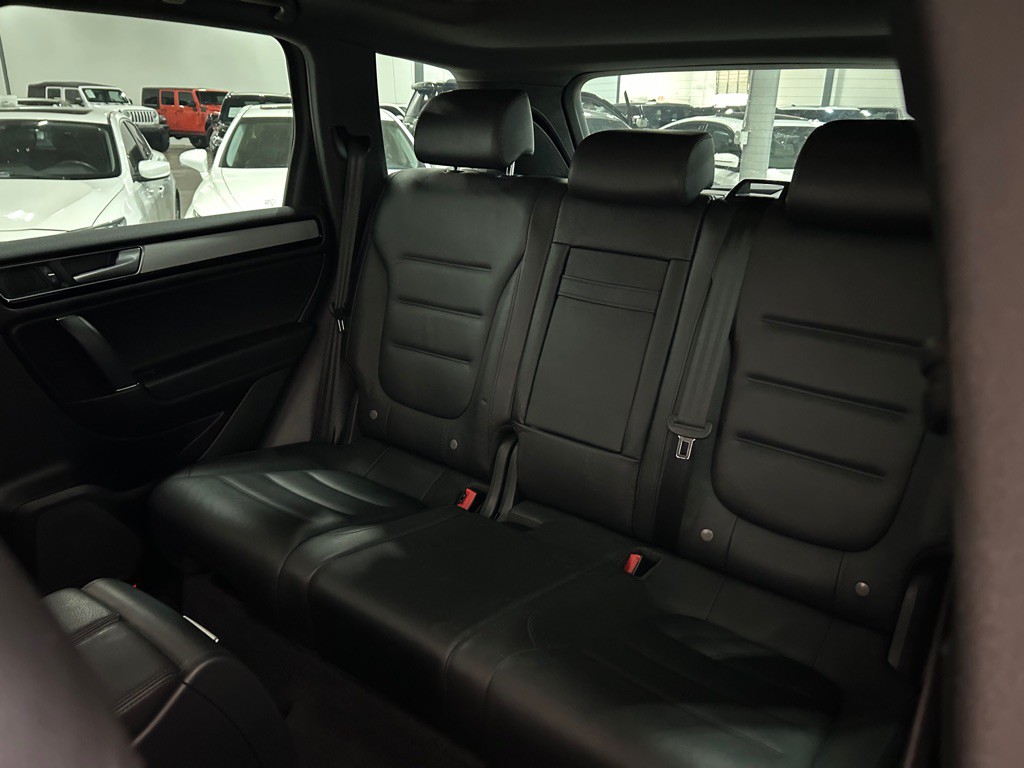 2017 Volkswagen Touareg Image 30